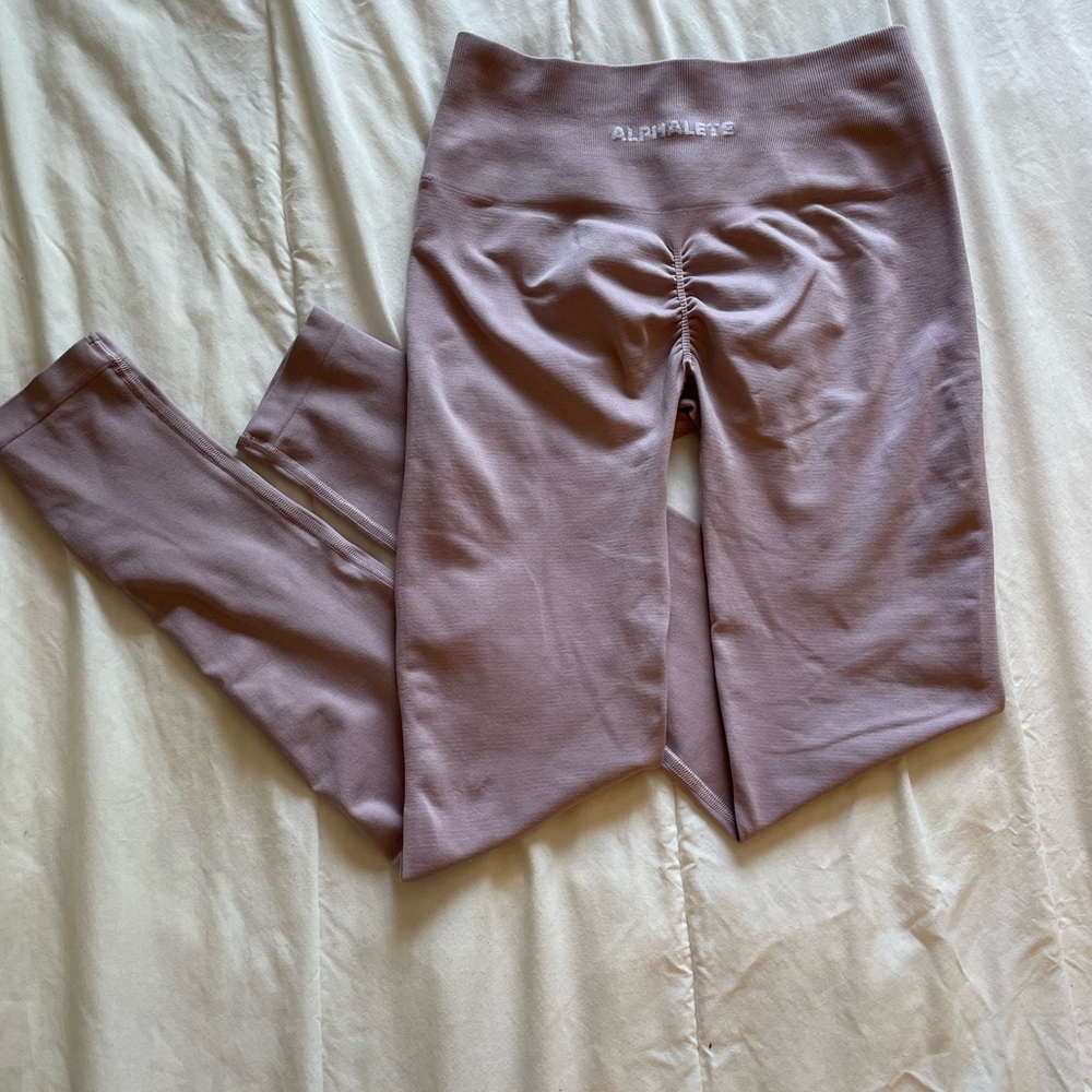 Alphalete Amplify scrunch legging size medium